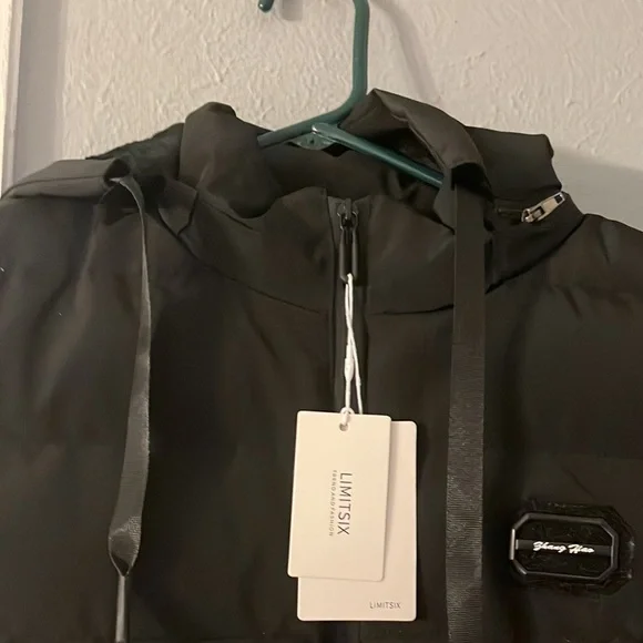 NWT Limitsix Paris Hooded Vest size Small in black